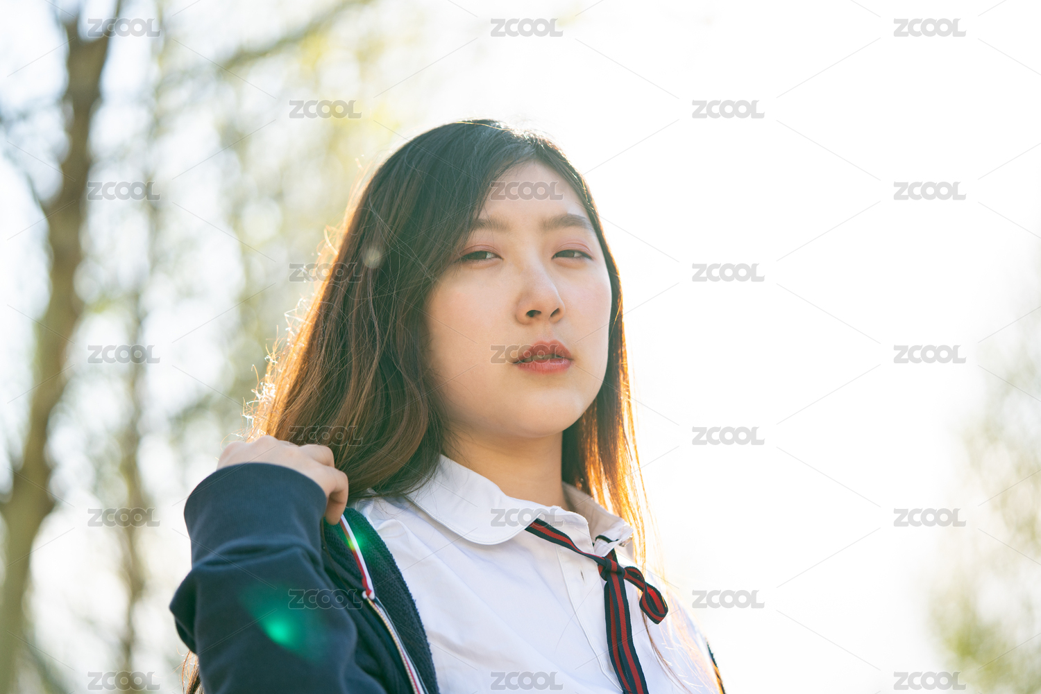 学校校园内一个青春活力少女美女正在当人像摄影模特