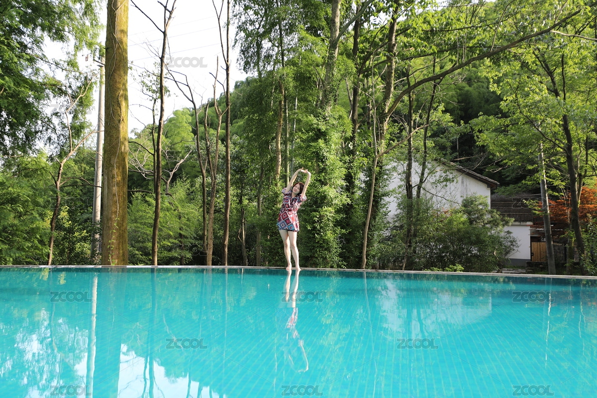 一个人站在游泳池边（主预览-2422174） - 未分类 - 站酷设计师初小夏夏原创素材 - 站酷ZCOOL