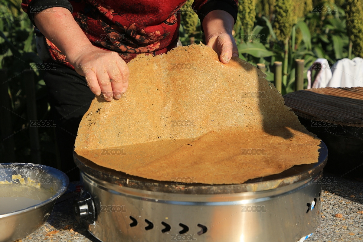 農(nóng)村大嫂烙煎餅香氣撲鼻，游客爭(zhēng)相品嘗（主預(yù)覽-2016200） - 未分類 - 站酷設(shè)計(jì)師清風(fēng)伴月原創(chuàng)素材 - 站酷ZCOOL