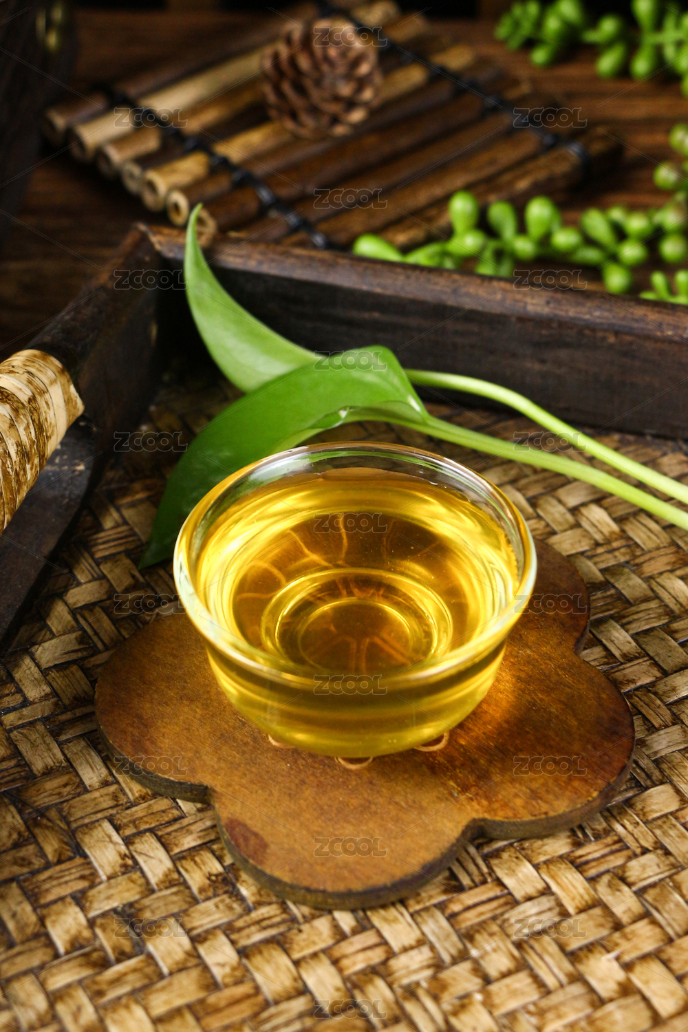 木板上的浓稠的蜂蜜