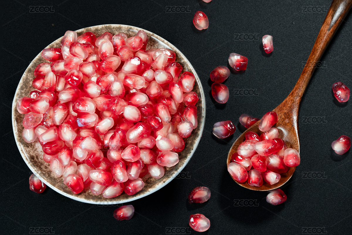 黑色背景滿滿一盤石榴籽和散落的石榴籽特寫（主預覽-1291058） - 未分類 - 站酷設計師stocktanx原創(chuàng)素材 - 站酷ZCOOL