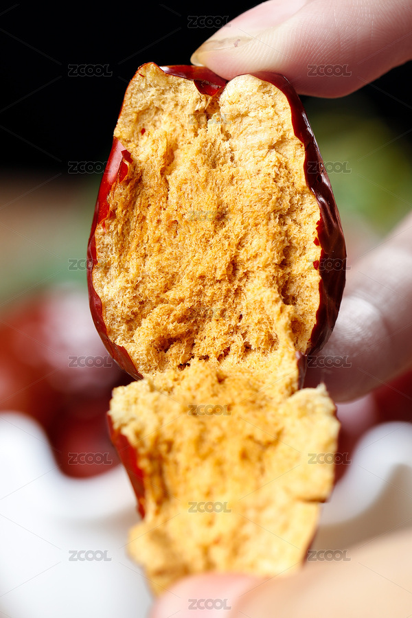 手上拿著撕開的干紅棗（主預(yù)覽-6965485） - 未分類 - 站酷設(shè)計師PAOPAO攝影工作室原創(chuàng)素材 - 站酷ZCOOL