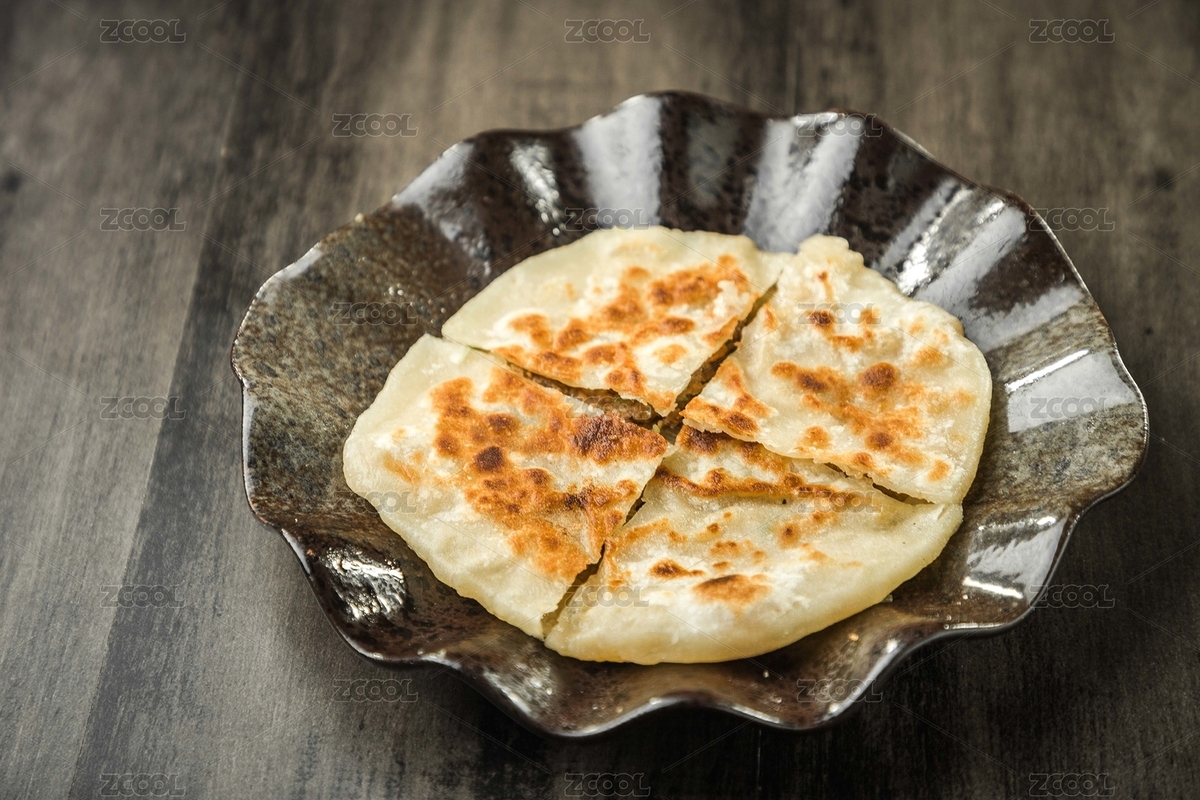 暗色木紋桌上放著一盤羊肉大蔥的餡餅（主預(yù)覽-8941738） - 未分類 - 站酷設(shè)計(jì)師濤麟攝影原創(chuàng)素材 - 站酷ZCOOL