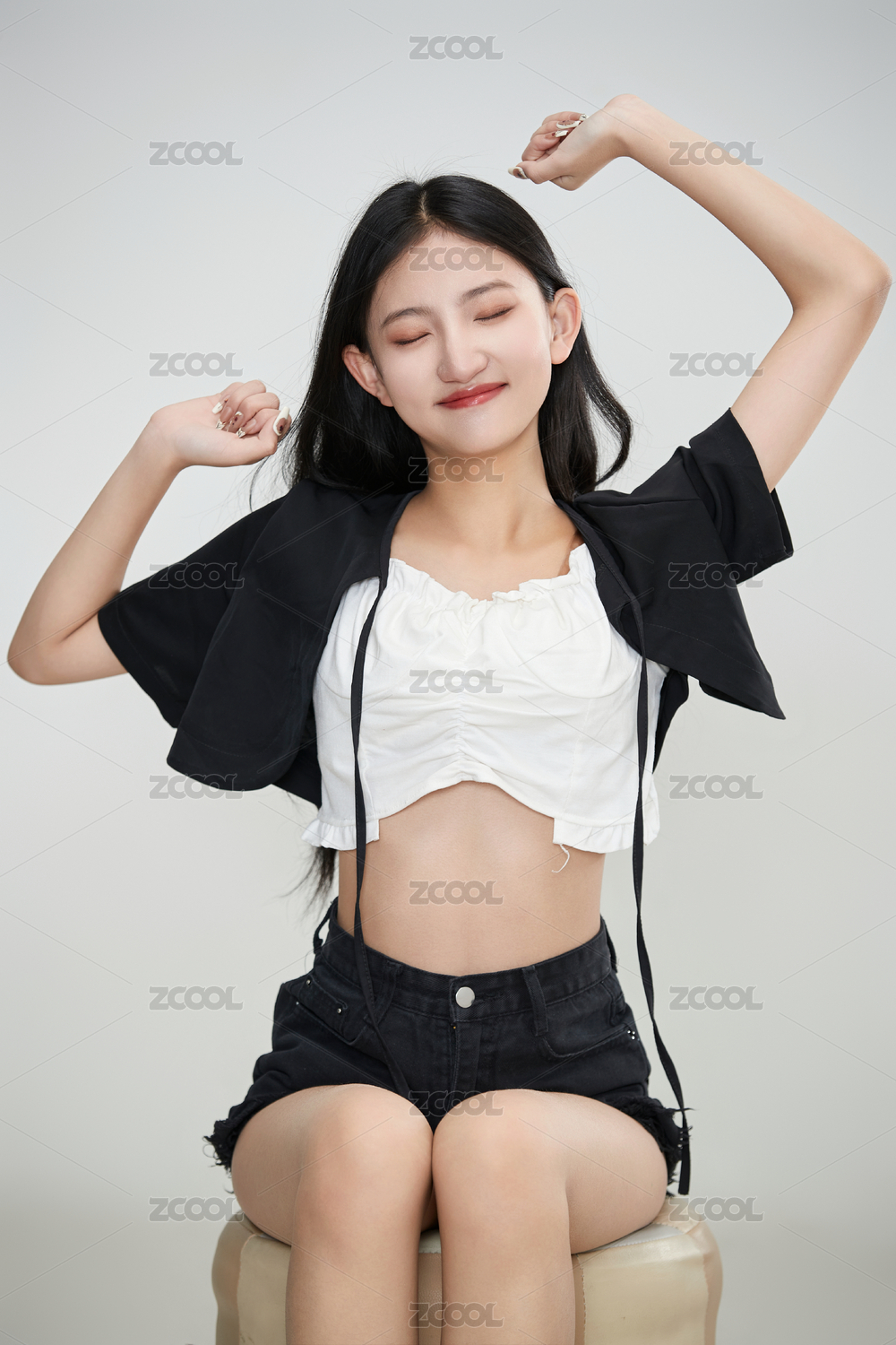 白色背景下做各种面部表情的可爱亚洲少女
