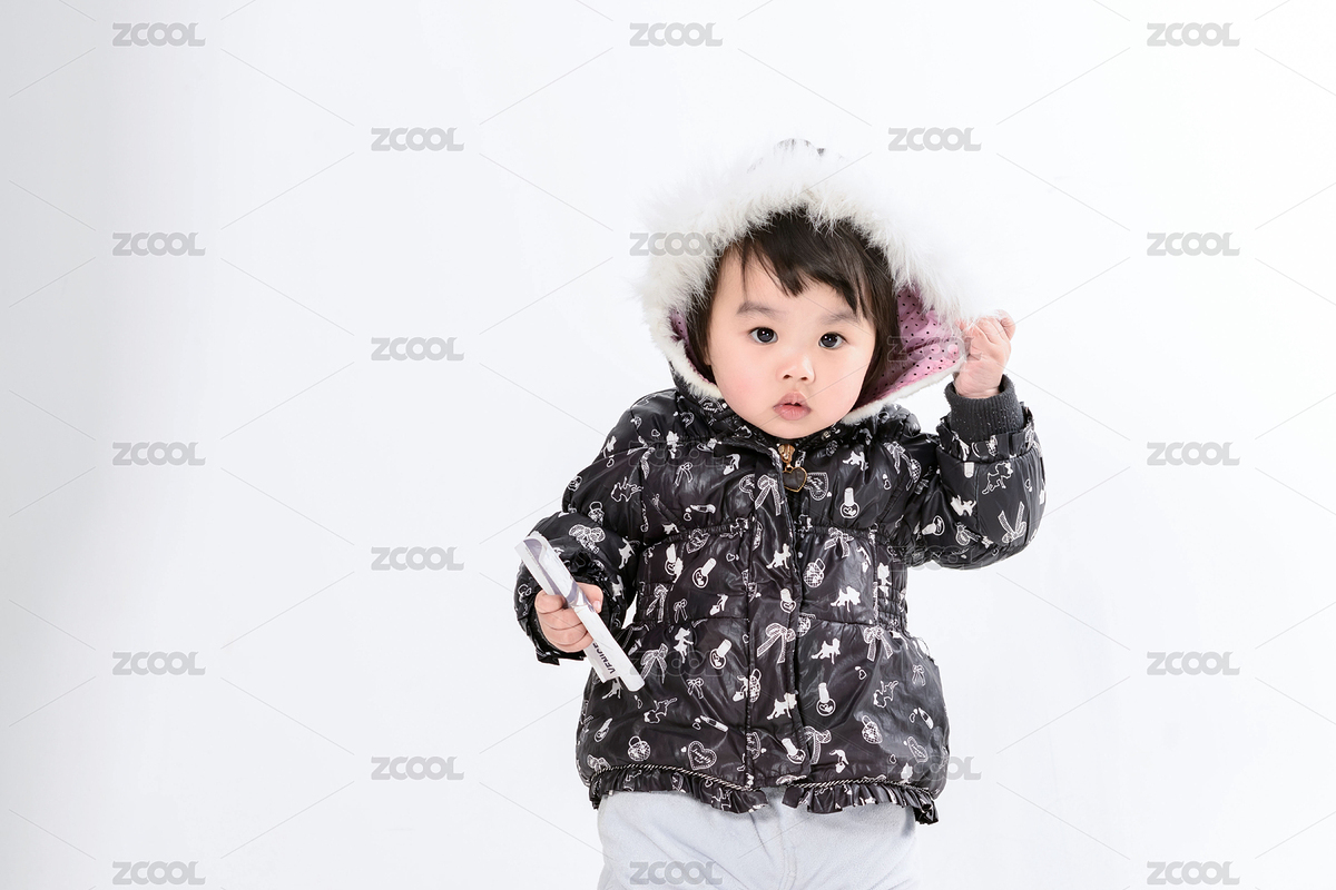 可愛(ài)大眼睛的女幼童拉扯自己的衣服帽子（主預(yù)覽-8107683） - 未分類(lèi) - 站酷設(shè)計(jì)師forgetsky原創(chuàng)素材 - 站酷ZCOOL