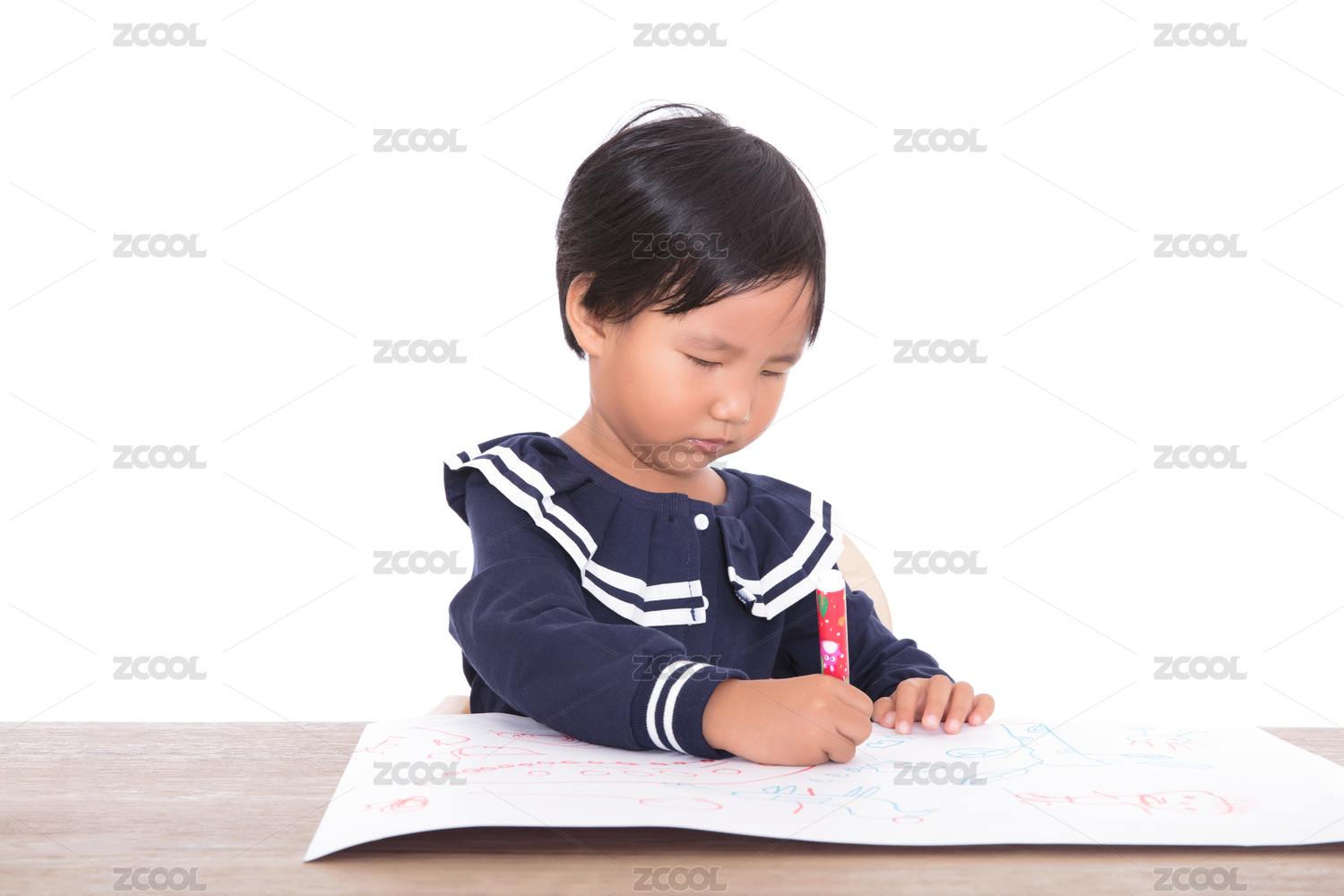 中国孩子在认真的练习绘画