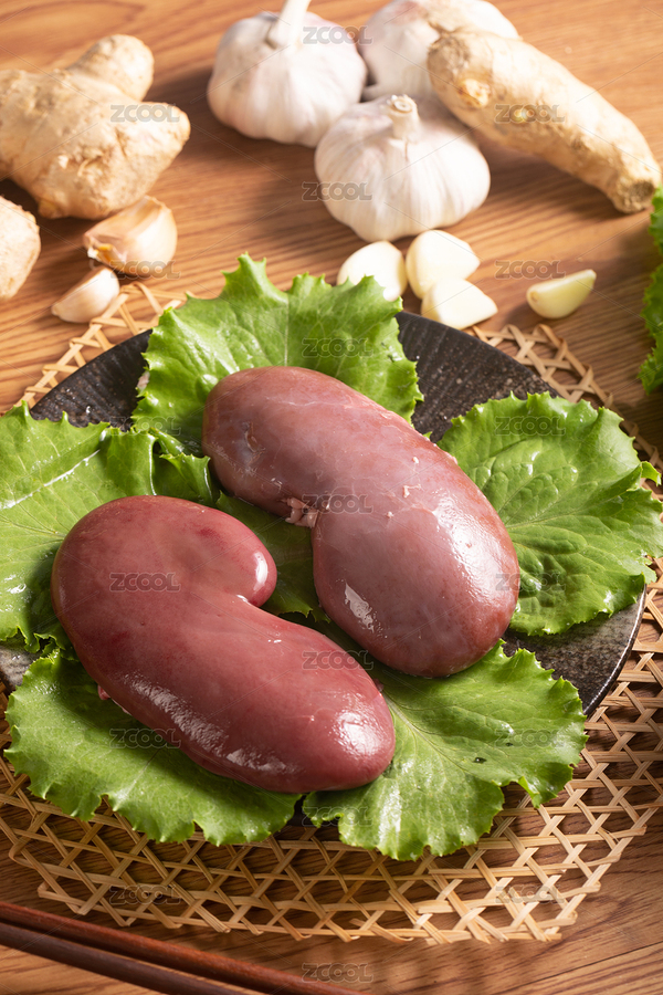 桌子上放在生菜上的兩個新鮮豬腰子（主預(yù)覽-5912920） - 未分類 - 站酷設(shè)計(jì)師鐵棍山藥芝麻片原創(chuàng)素材 - 站酷ZCOOL