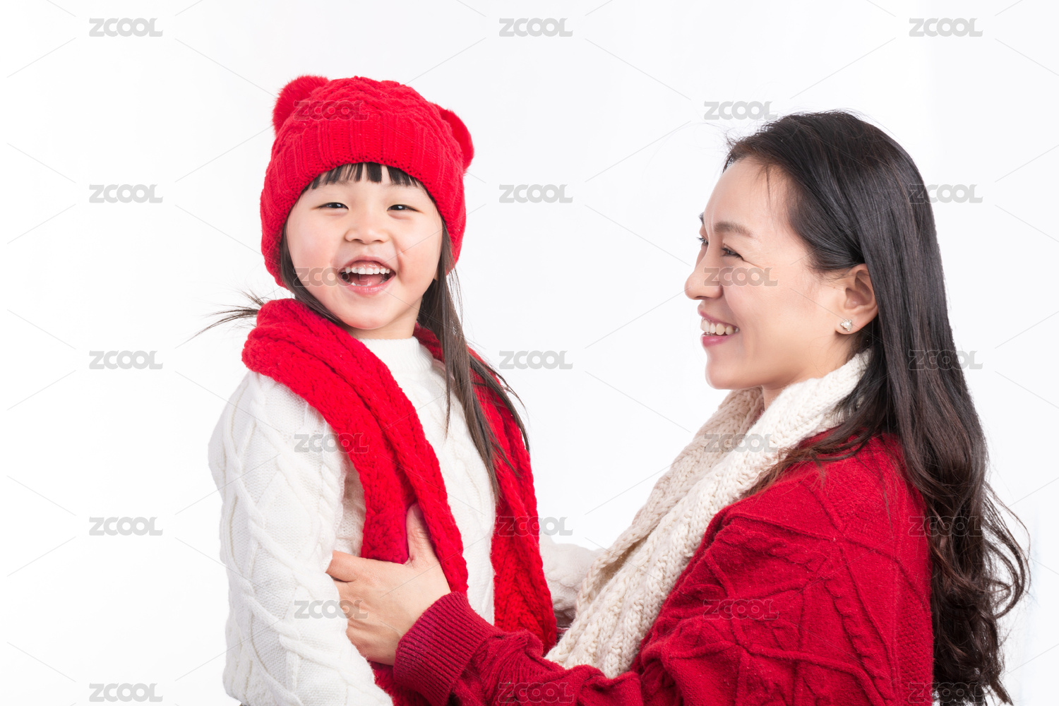 过新年中国小女孩和妈妈在一起