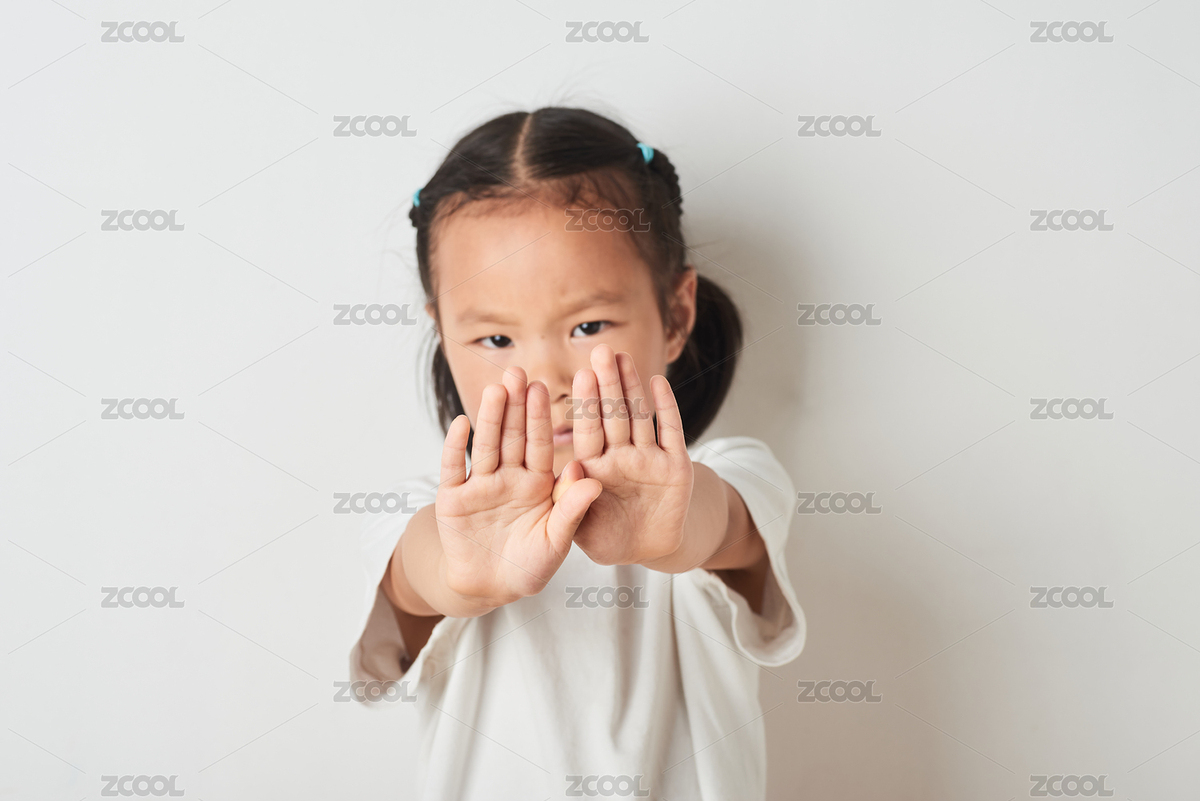 一個(gè)小女孩伸出手臂表示拒絕（主預(yù)覽-10155888） - 未分類 - 站酷設(shè)計(jì)師蔚藍(lán)的白日夢原創(chuàng)素材 - 站酷ZCOOL