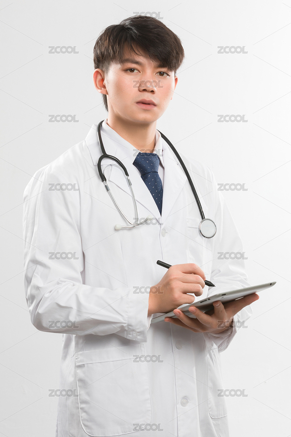 白色背景里的正在使用平板电脑的亚洲年轻男医生（主预览-6256820） - 未分类 - 站酷设计师龙套就是龙套原创素材 - 站酷ZCOOL