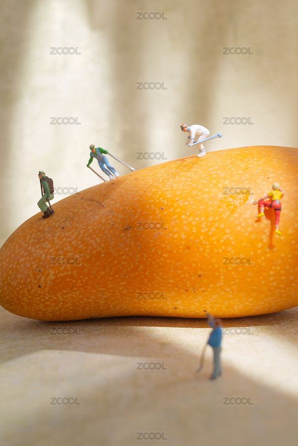 在芒果上攀巖滑雪的微縮人物模型（主預(yù)覽-8163388） - 未分類(lèi) - 站酷設(shè)計(jì)師酷不酷吧原創(chuàng)素材 - 站酷ZCOOL