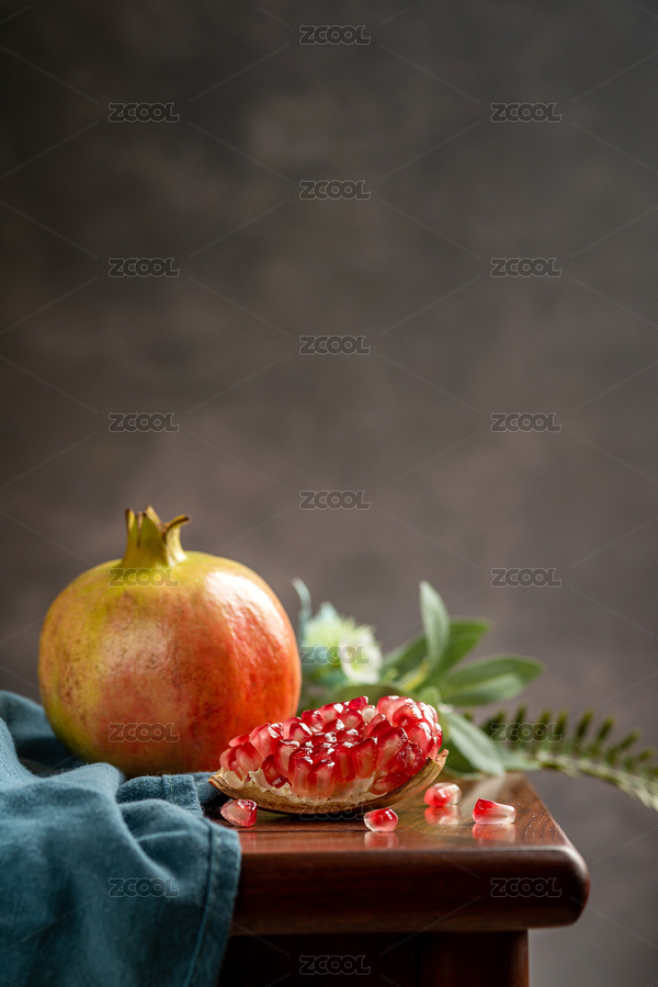 石榴和石榴籽擺放在中式桌面上（主預(yù)覽-3261293） - 未分類 - 站酷設(shè)計(jì)師金翅大鵬原創(chuàng)素材 - 站酷ZCOOL