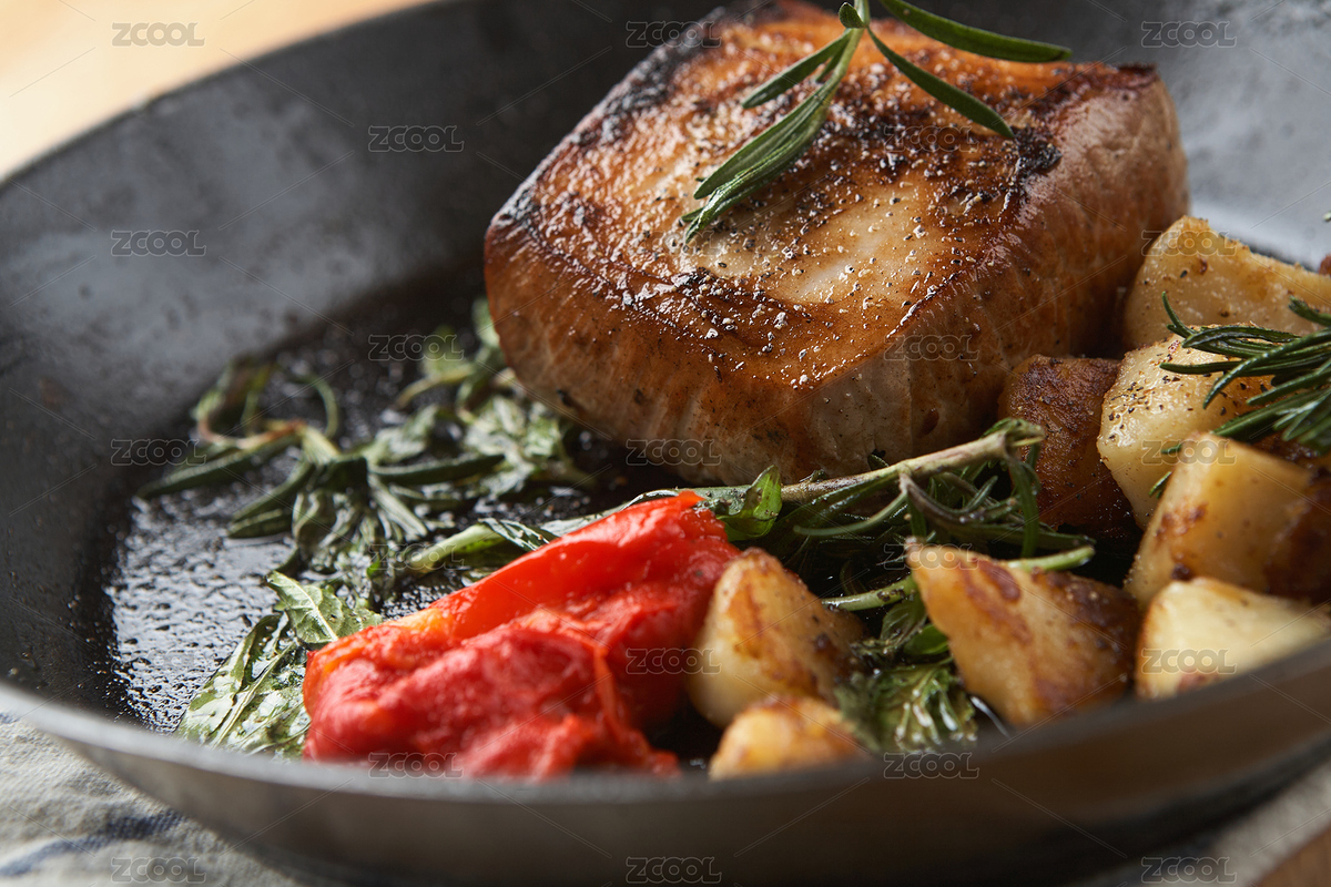 裝在平底鑄鐵鍋里的一塊迷迭香煎香豬肉佐甜（主預(yù)覽-6015692） - 未分類 - 站酷設(shè)計(jì)師eadon原創(chuàng)素材 - 站酷ZCOOL