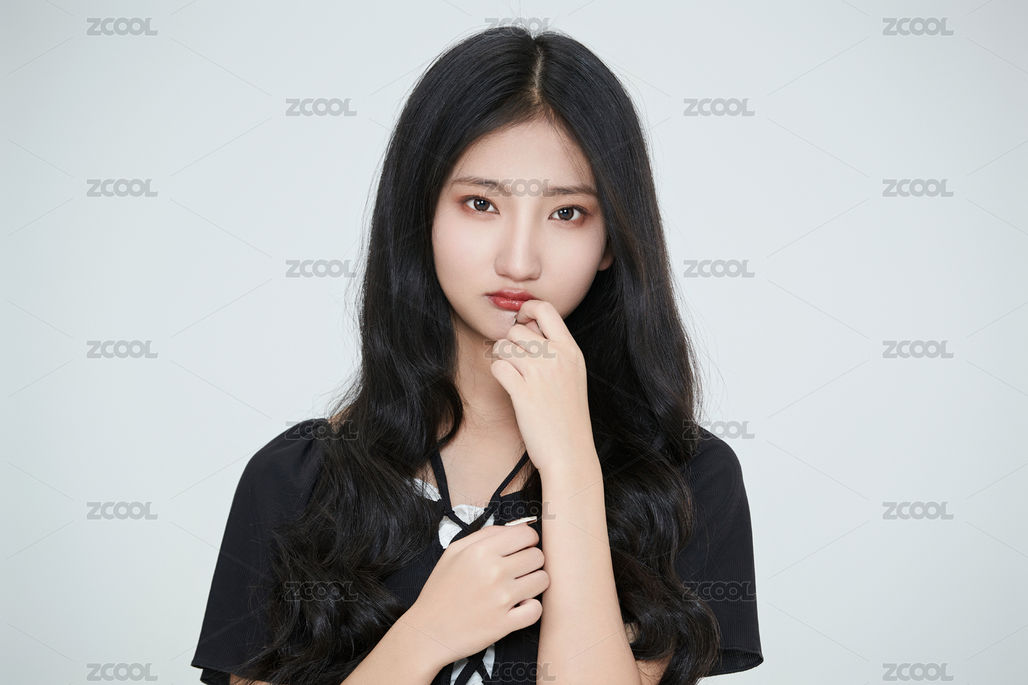 白色背景下做各种面部表情的可爱亚洲少女