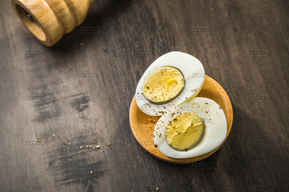 暗色木纹桌上放着一叠切开的煮鸡蛋撒着胡椒粉（主预览-6793086） - 未分类 - 站酷设计师涛麟摄影原创素材 - 站酷ZCOOL