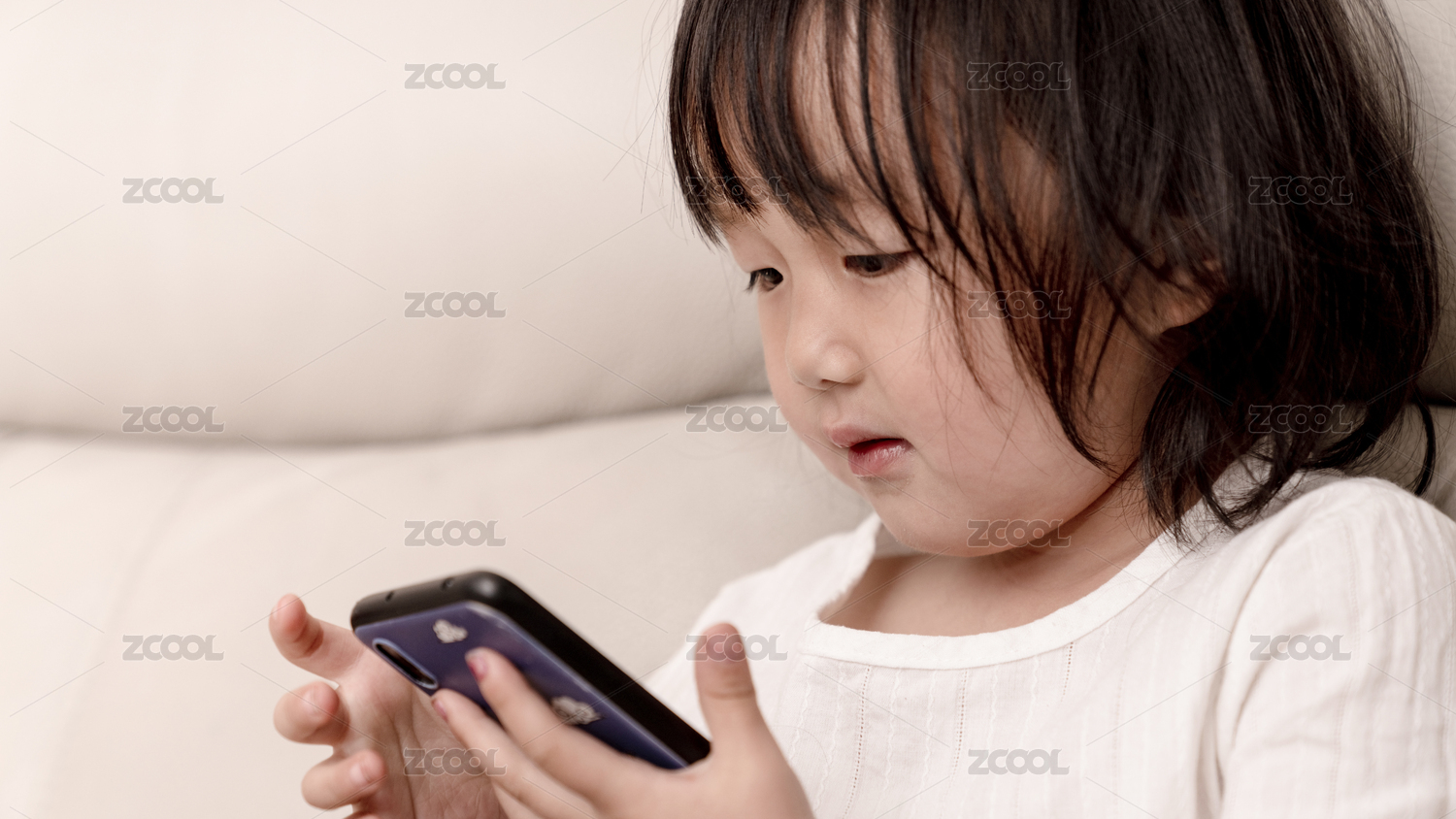 小女孩抱着手机看动画片