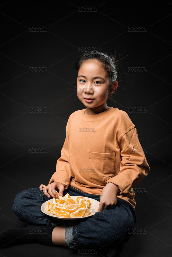 坐在黑背景前吃水果的亞裔女孩（主預(yù)覽-8996867） - 未分類 - 站酷設(shè)計師wscwch原創(chuàng)素材 - 站酷ZCOOL