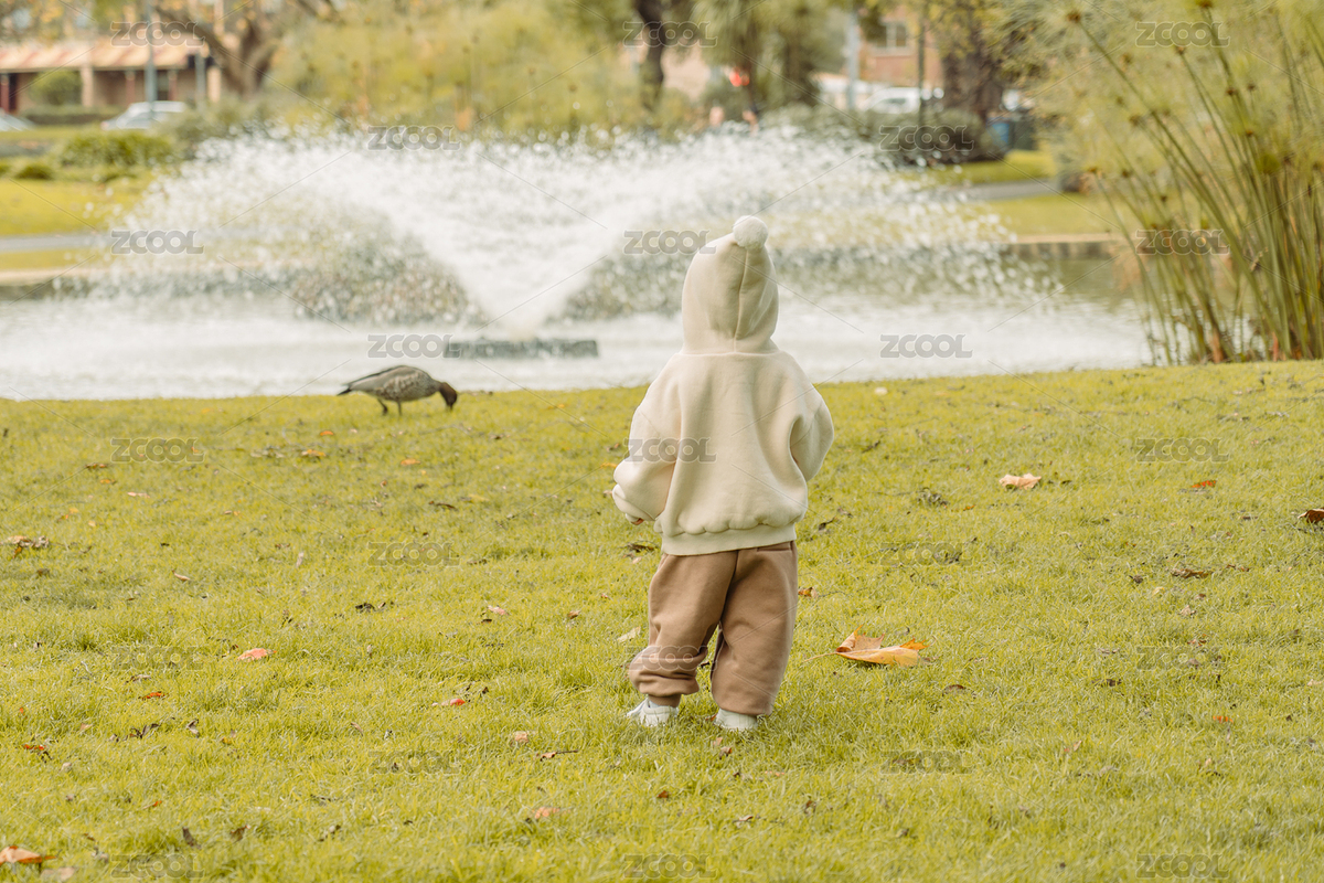 公園湖畔噴泉草坪上穿風(fēng)衣小男孩看候鳥（主預(yù)覽-637517） - 未分類 - 站酷設(shè)計(jì)師leeseasun原創(chuàng)素材 - 站酷ZCOOL
