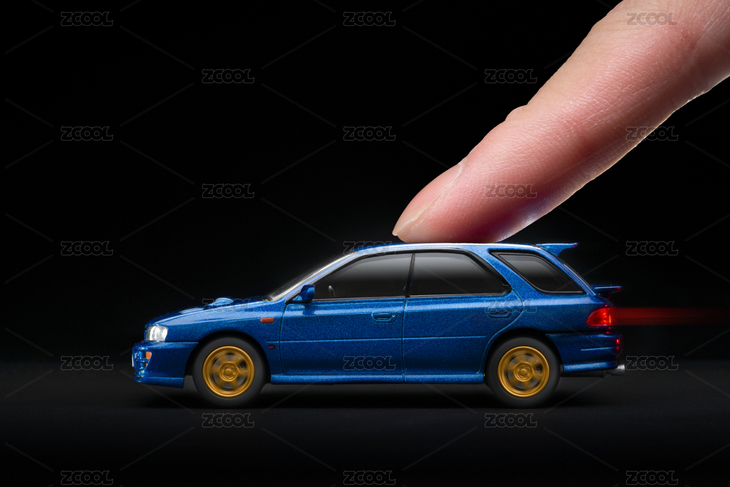 指尖的玩具汽车
