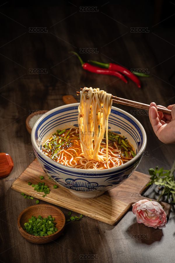 棕色桌面上放着一碗牛肉薄荷米线（主预览-8941949） - 未分类 - 站酷设计师涛麟摄影原创素材 - 站酷ZCOOL