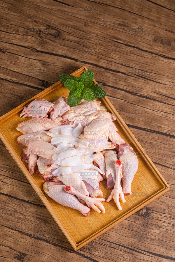 一只切好擺放在方形竹盤上的雞肉食材俯拍（主預(yù)覽-6811094） - 未分類 - 站酷設(shè)計師丫姐原創(chuàng)素材 - 站酷ZCOOL
