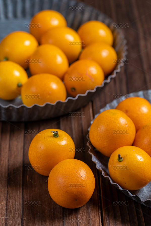 木紋桌上鐵盤里的新鮮小金桔（主預(yù)覽-8124835） - 未分類 - 站酷設(shè)計師蘇璟棠原創(chuàng)素材 - 站酷ZCOOL