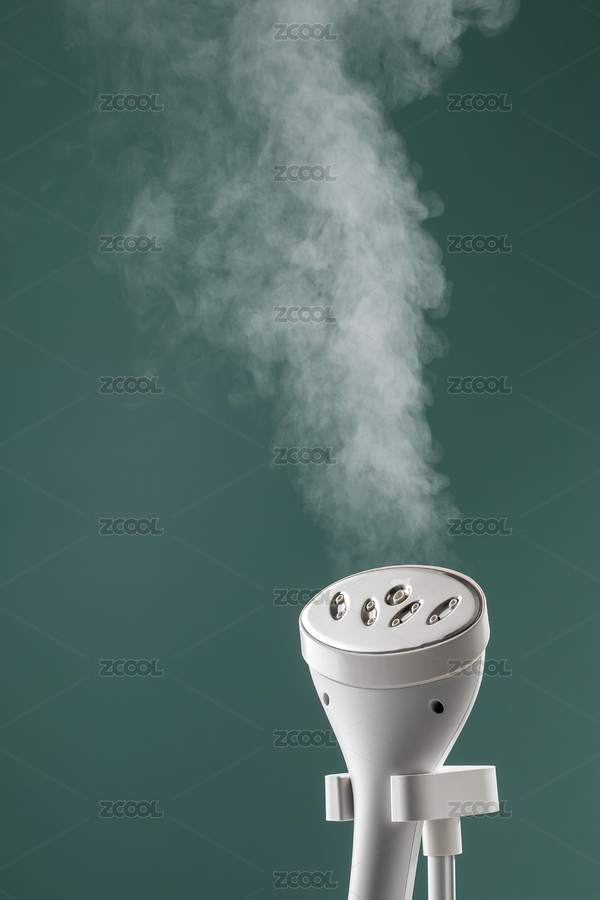 暗绿色背景前的挂烫机喷头工作时的特写（主预览-4912233） - 未分类 - 站酷设计师zhane_luk原创素材 - 站酷ZCOOL