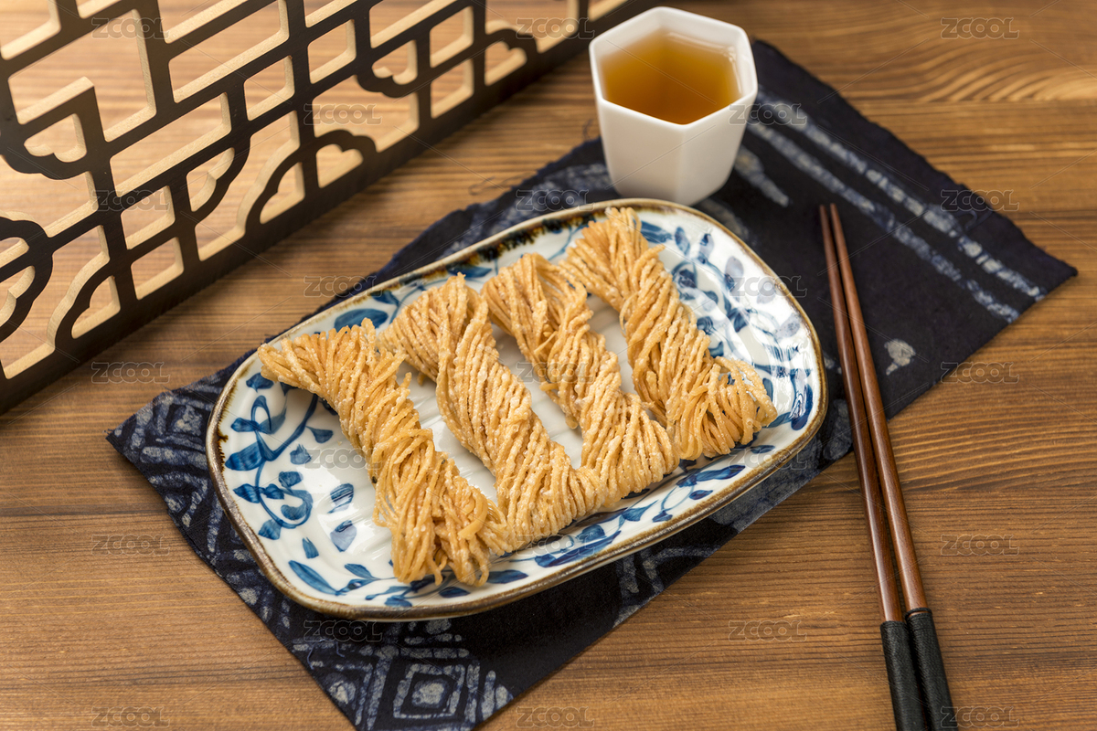 特色小吃一盤油炸馓子擺放在桌面上特寫（主預覽-8037838） - 未分類 - 站酷設計師金翅大鵬原創(chuàng)素材 - 站酷ZCOOL