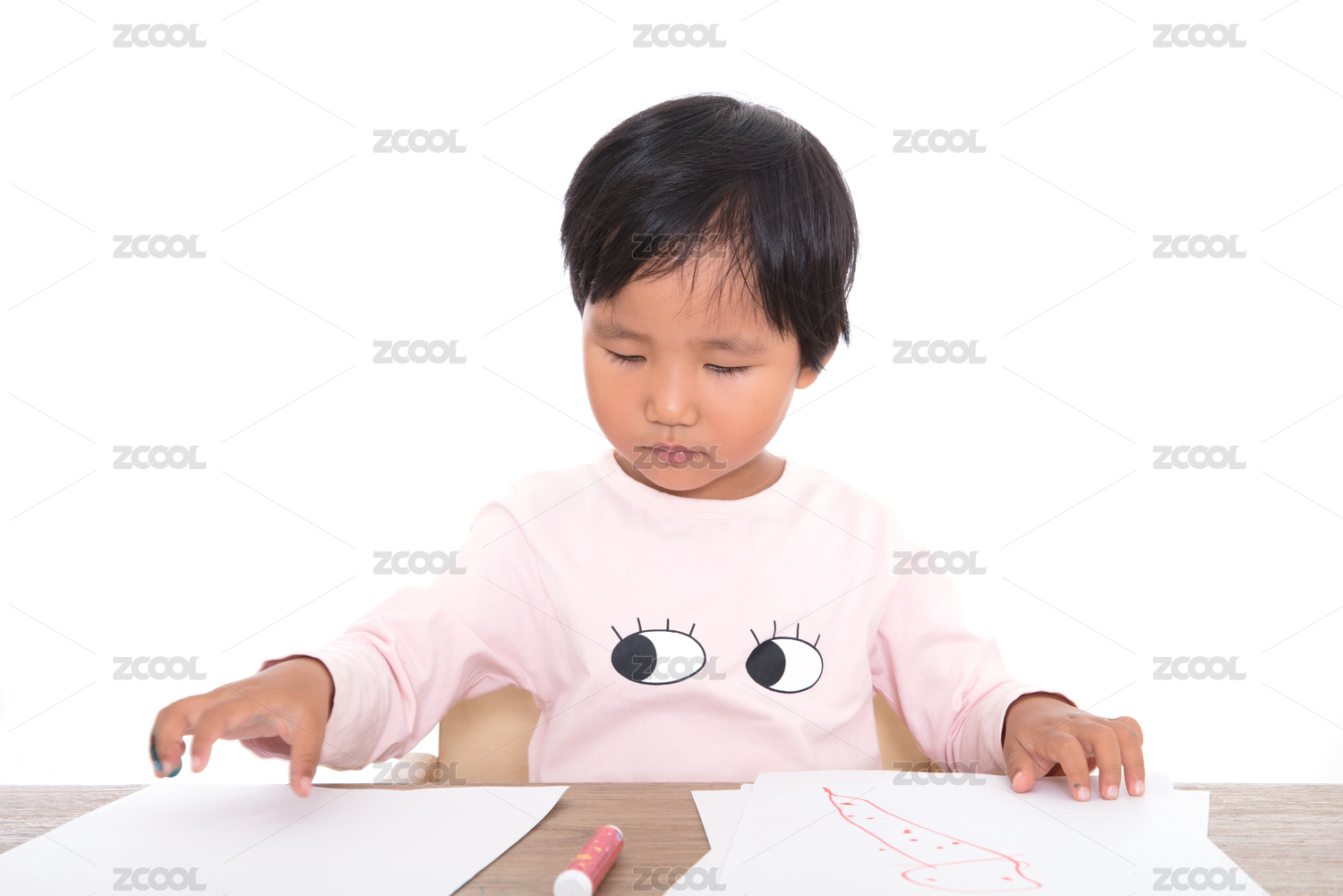 亚洲黄皮肤小姑娘在认真的练习绘画