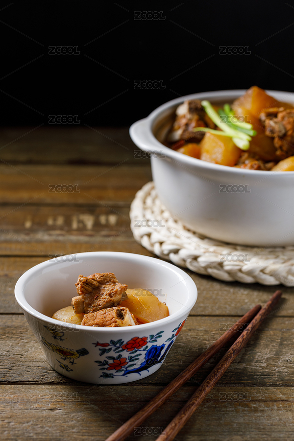 放在木桌上的一碗和一鍋四川排骨燒蘿卜（主預(yù)覽-1323517） - 未分類 - 站酷設(shè)計(jì)師樂樂的樂食原創(chuàng)素材 - 站酷ZCOOL