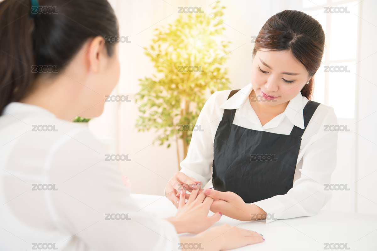 該美甲師擁有美容院的客戶端的手放在桌面上使用指甲油，面霜和照明工具美甲。美麗和時尚理念。（主預(yù)覽-3327581） - 未分類 - 站酷設(shè)計師PRImageFactory原創(chuàng)素材 - 站酷ZCOOL