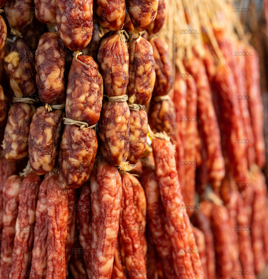 很多臘腸懸掛擺放在一起在市場上售賣（主預覽-3224181） - 未分類 - 站酷設計師島嶼土原創(chuàng)素材 - 站酷ZCOOL