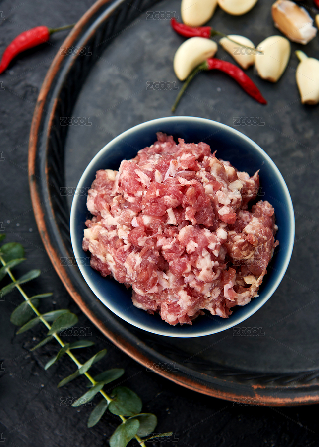 深色背景上擺放的豬肉餡（主預(yù)覽-3838538） - 未分類(lèi) - 站酷設(shè)計(jì)師密斯楊攝影原創(chuàng)素材 - 站酷ZCOOL