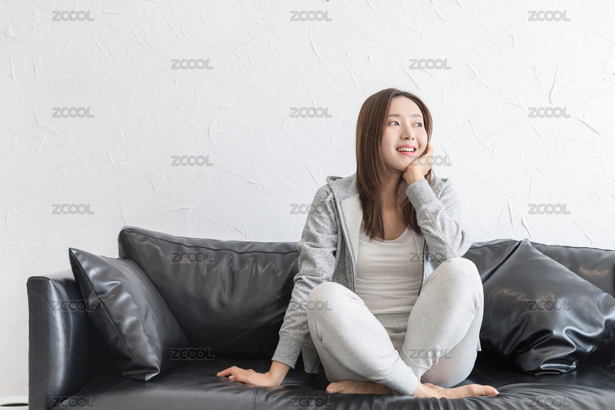 一名年轻女性坐在沙发上休息放松（主预览-6206829） - 未分类 - 站酷设计师孟孟Meho原创素材 - 站酷ZCOOL