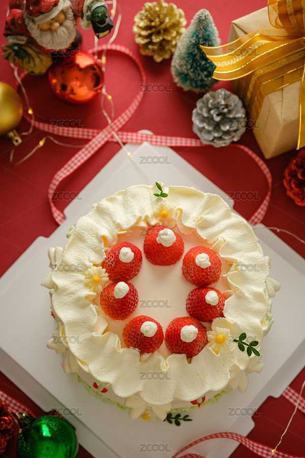 溫暖的室內(nèi)環(huán)境中鋪滿草莓的乳白色生日蛋糕（主預(yù)覽-7784243） - 未分類 - 站酷設(shè)計(jì)師時(shí)光捕手Timecatc原創(chuàng)素材 - 站酷ZCOOL