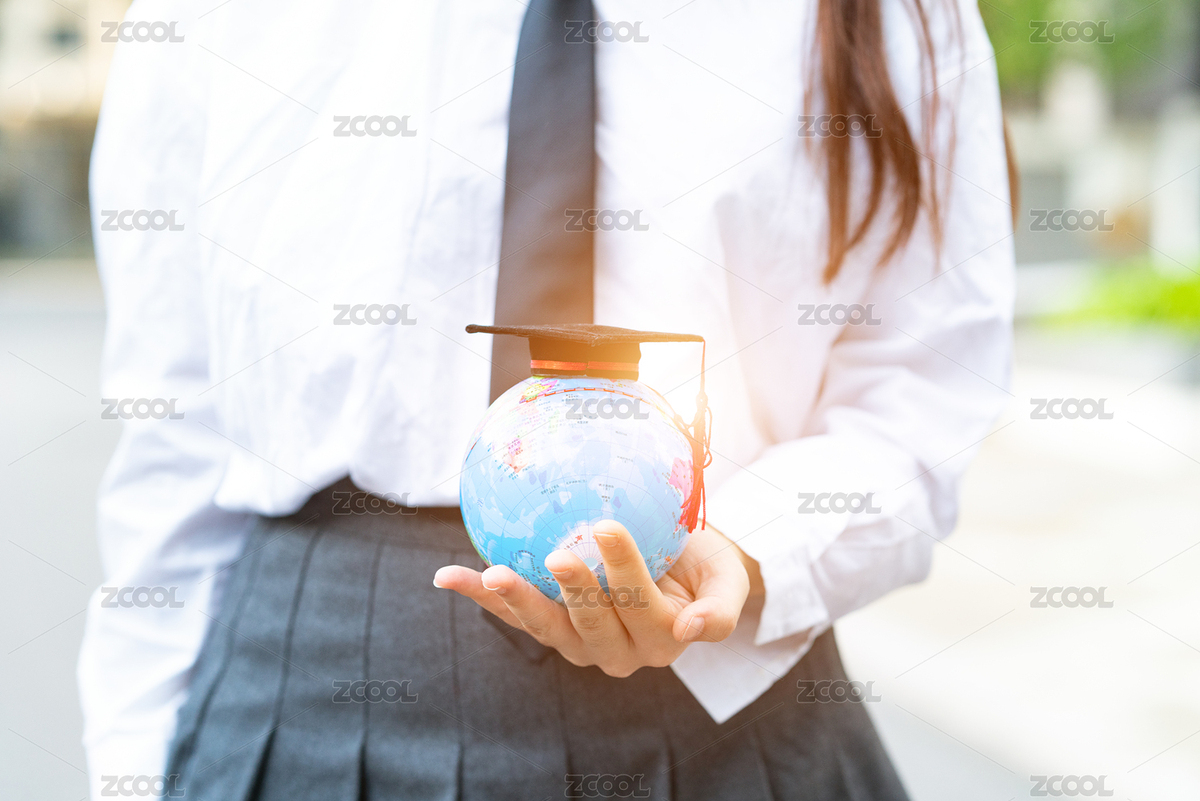 一個身穿制服領(lǐng)帶的美女大學(xué)生留學(xué)生出國留學(xué)海歸手拿著地球儀象征學(xué)歷畢業(yè)畢業(yè)季概念（主預(yù)覽-5295113） - 未分類 - 站酷設(shè)計師D123D4原創(chuàng)素材 - 站酷ZCOOL