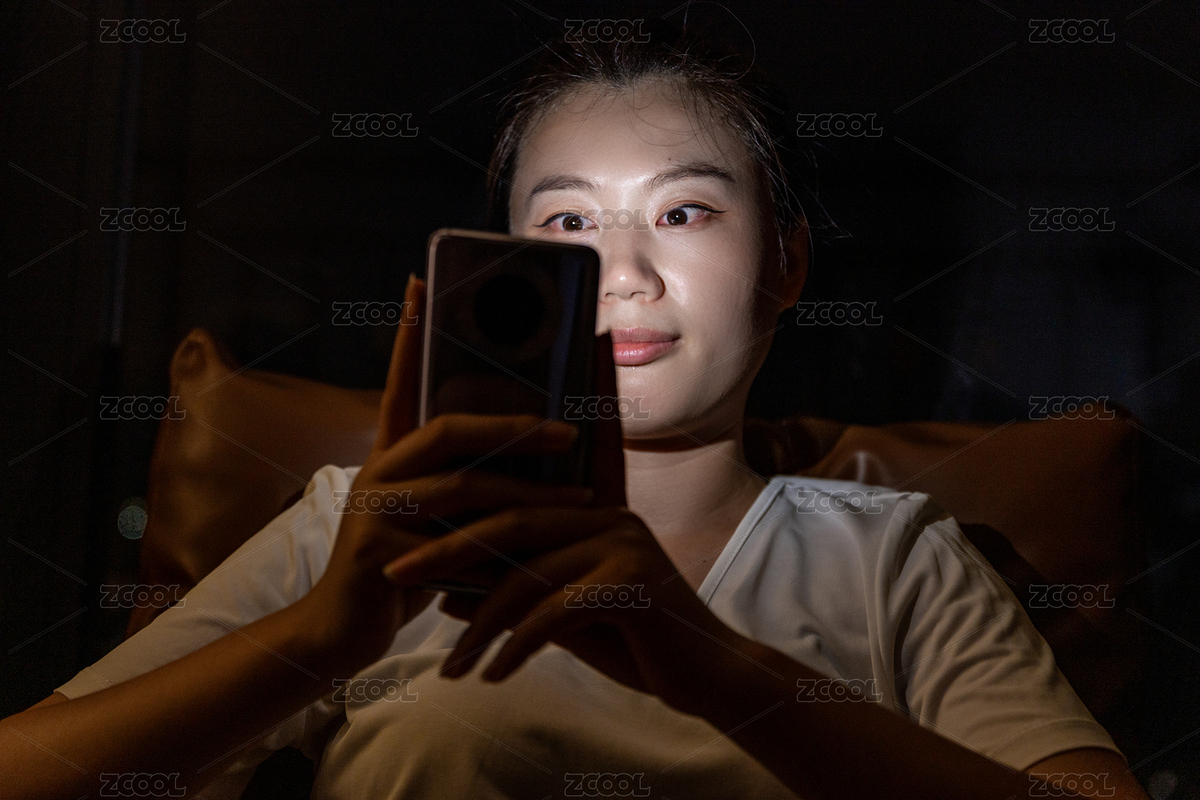 关灯熬夜玩手机的女性（主预览-8570858） - 未分类 - 站酷设计师Sam_Tse原创素材 - 站酷ZCOOL