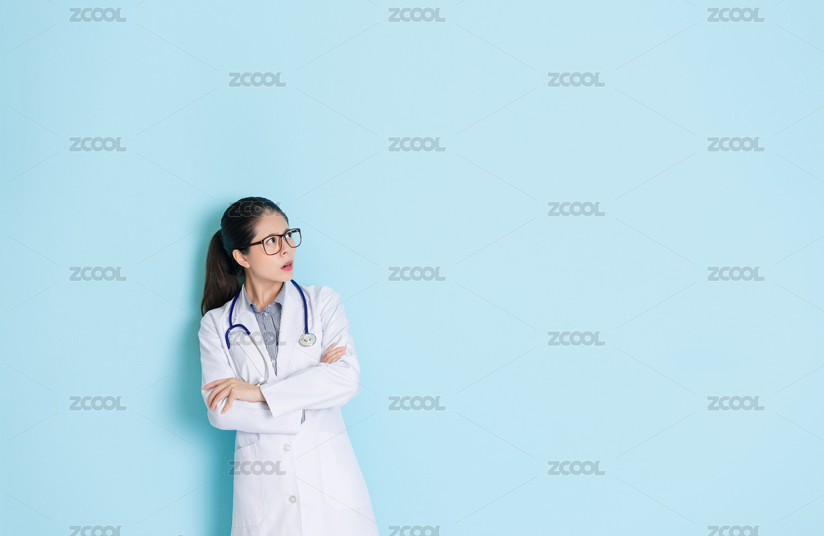 不幸的青年女子醫(yī)院的醫(yī)生有問(wèn)題，并尋找醫(yī)療空白區(qū)域想著解決方案的雙手交叉站在藍(lán)色墻壁背景。（主預(yù)覽-7326821） - 未分類 - 站酷設(shè)計(jì)師PRImageFactory原創(chuàng)素材 - 站酷ZCOOL