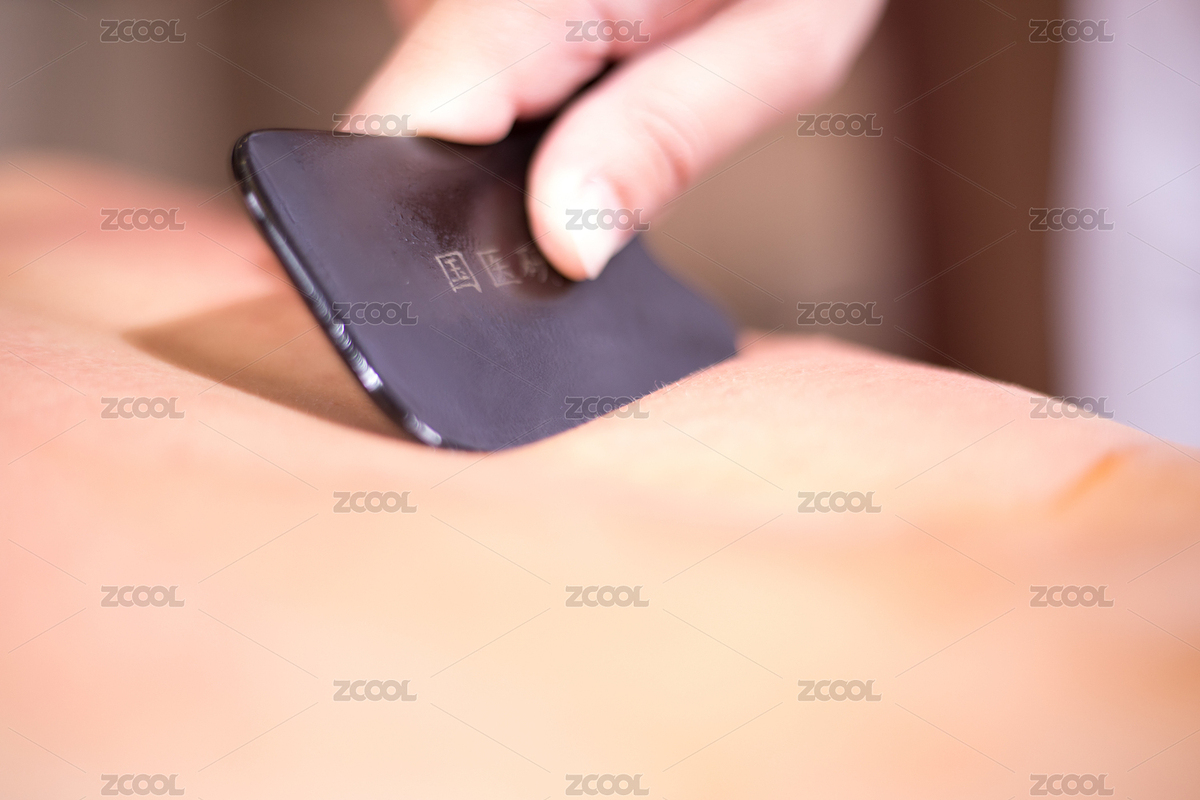 砭石刮痧板在中醫(yī)技師手里（主預(yù)覽-5106460） - 未分類(lèi) - 站酷設(shè)計(jì)師simon54原創(chuàng)素材 - 站酷ZCOOL