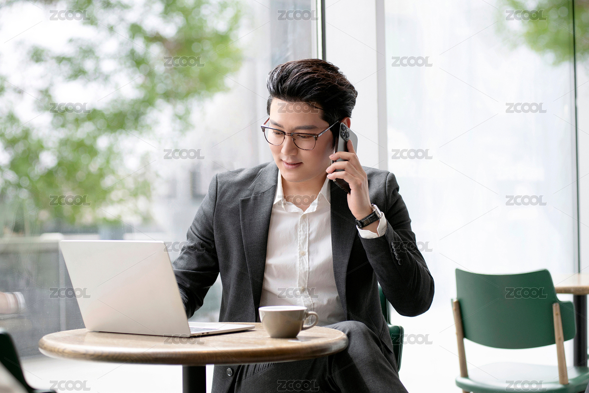 商務(wù)男士在咖啡館打電話使用筆記本電腦（主預(yù)覽-5592681） - 未分類 - 站酷設(shè)計師CMV+原創(chuàng)素材 - 站酷ZCOOL