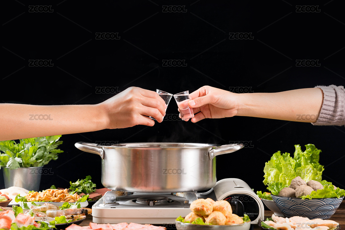 手拿裝有白酒的子彈杯放著鴛鴦火鍋上方準(zhǔn)備碰杯（主預(yù)覽-8984253） - 未分類 - 站酷設(shè)計(jì)師丫姐原創(chuàng)素材 - 站酷ZCOOL