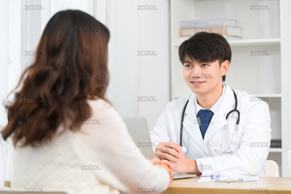 坐在办公室里的亚洲男医生正在询问患者的病情（主预览-2663850） - 未分类 - 站酷设计师龙套就是龙套原创素材 - 站酷ZCOOL