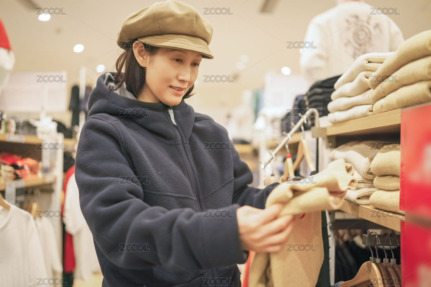 时尚的购物者浏览舒适的冬季服装