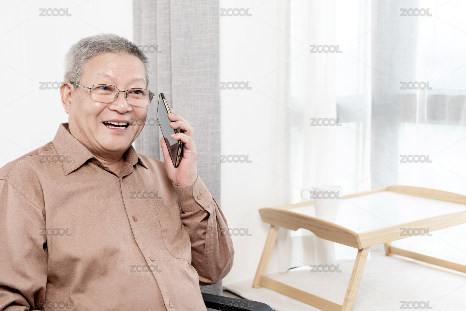 正在打电话的老年人