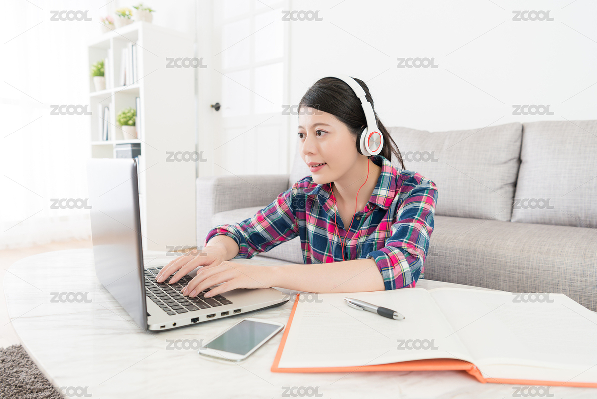 使用電腦鍵盤打字做在線測試考試，并佩戴耳機(jī)通過電子學(xué)習(xí)系統(tǒng)在家里學(xué)習(xí)的吸引力甜蜜的大學(xué)生。（主預(yù)覽-7823763） - 未分類 - 站酷設(shè)計(jì)師PRImageFactory原創(chuàng)素材 - 站酷ZCOOL
