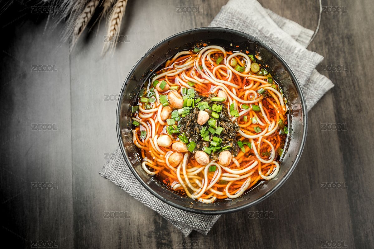 棕色木紋桌面上放著一碗四川擔擔面（主預(yù)覽-1949316） - 未分類 - 站酷設(shè)計師濤麟攝影原創(chuàng)素材 - 站酷ZCOOL