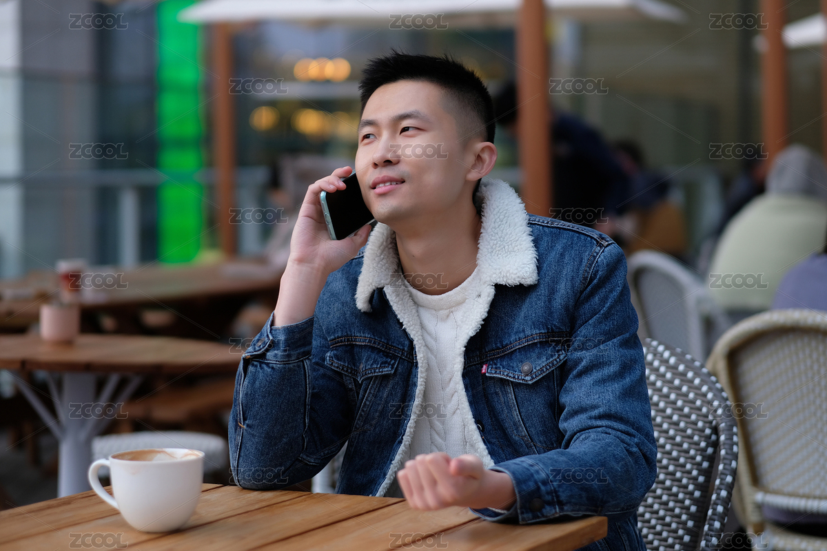 年輕的中國男子在戶外咖啡館打電話（主預覽-2756295） - 未分類 - 站酷設(shè)計師蘿卜頭愛旅游原創(chuàng)素材 - 站酷ZCOOL