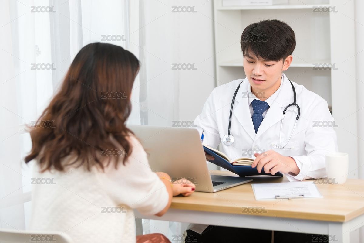 坐在办公室里的亚洲男医生正在询问患者的病情（主预览-137730） - 未分类 - 站酷设计师龙套就是龙套原创素材 - 站酷ZCOOL
