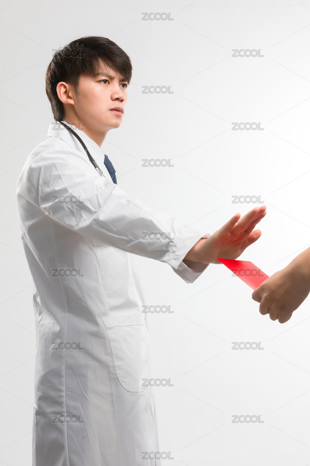  白色背景里拒绝红包的亚洲年轻男医生