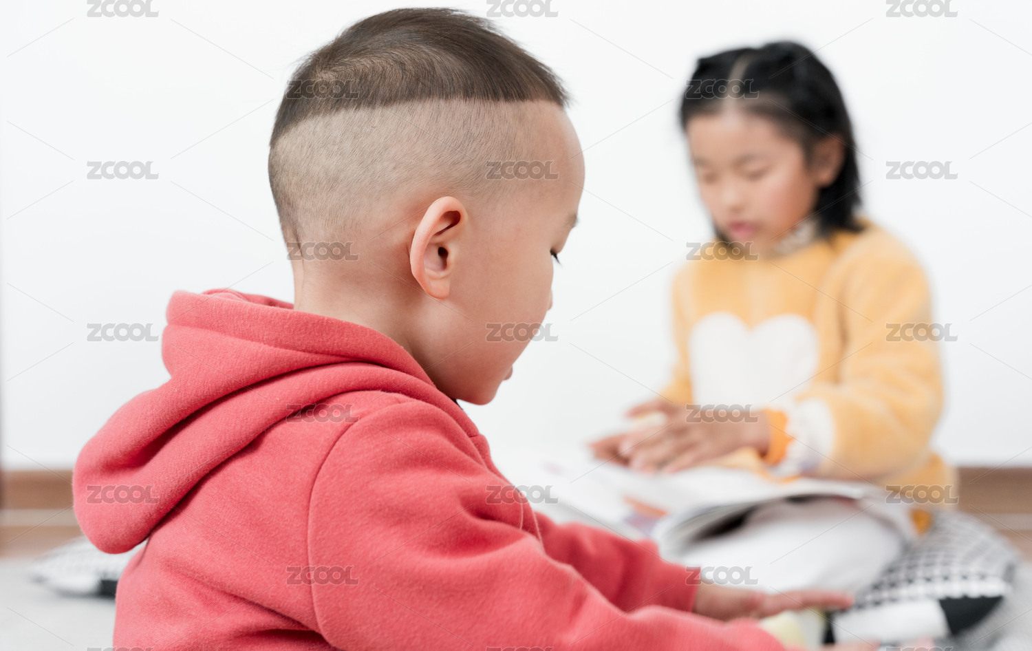 姐姐给弟弟讲绘本故事